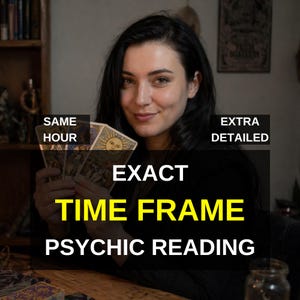 Könnte beinhalten: Eine Frau hält Tarotkarten mit der Sonne und anderen Symbolen. Das Bild enthält den Text "SAME HOUR", "EXTRA DETAILED", "EXACT TIME FRAME PSYCHIC READING".