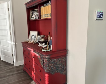 Geüpcycled rood boekenplankhok met blauwe antiek en applicaties