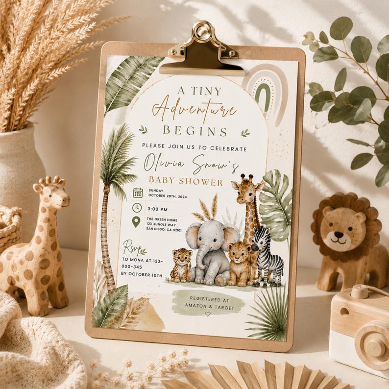Puede incluir: Una invitaci&oacute;n de baby shower en un portapapeles con el texto A TINY ADVENTURE BEGINS, Olivia Snow's BABY SHOWER y detalles del evento. El dise&ntilde;o incluye ilustraciones en acuarela de una jirafa, un elefante, un cachorro de le&oacute;n y una cebra.