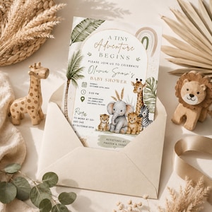 Puede incluir: Una tarjeta de invitaci&oacute;n para baby shower con animales de la selva como jirafa, elefante, leopardo y cebra. El texto dice A Tiny Adventure Begins, Olivia Snow's Baby Shower, Sunday October 20th 2024, 3:00 PM, The Green Home, 123 Jungle Way, San Diego, CA 92101.