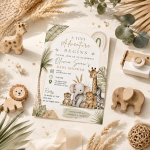 Puede incluir: Una tarjeta de invitaci&oacute;n rectangular para baby shower con el texto A TINY ADVENTURE BEGINS, Olivia Snow's BABY SHOWER y detalles del evento. El dise&ntilde;o incluye ilustraciones en acuarela de una jirafa, un elefante, un le&oacute;n y una cebra.