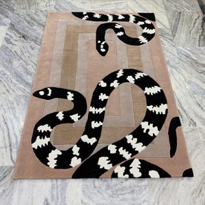 Tapis serpent abstrait fait main, tapis serpent moderne, décoration de salon beige noir