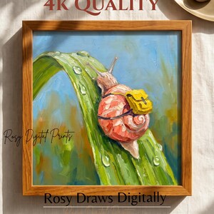 Könnte beinhalten: Ein gerahmter Ölgemäldedruck, der eine Schnecke mit einem gelben Rucksack zeigt, die auf einem grünen Blatt mit Wassertropfen kriecht. Der Text 4K QUALITY, Rosy Digital Prints, Rosy Draws Digitally und Instant Download ist zu sehen.