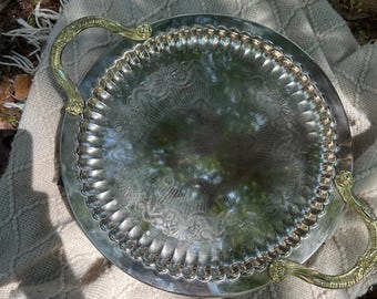 Bandeja de plata antigua con asas doradas