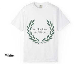 Camiseta com a frase latina "Ad Hominem Ad Libitum", camiseta sarcástica para debates, camiseta de filosofia retórica, camiseta com estampa de coroa de louros, camiseta irônica para banda.