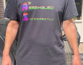 Camiseta "Ai Montada Incorretamente", Camiseta Gráfica Engraçada para Neurodivergentes, Camiseta Unissex Inusitada e Peculiar, Camiseta com Humor Sarcástico sobre Tecnologia, Presente para Pessoas Excêntricas