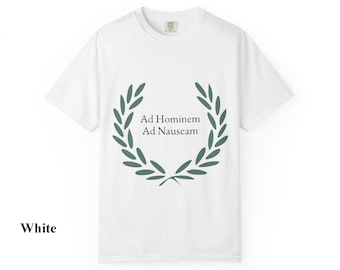 Camiseta Ad Hominem Ad Nauseam (Falácia Latina), Camiseta Debate Humorística Sarcástica, Camiseta Filosofalista Intelectual e Inteligente, Camiseta com Estampa Acadêmica de Coroa de Louros