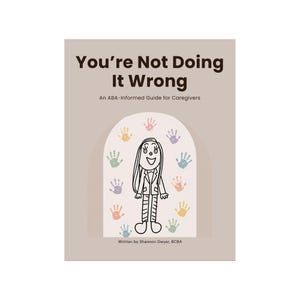 Può includere: Copertina di un libro con il titolo "You're Not Doing It Wrong" in testo marrone scuro. La copertina presenta un'illustrazione a cartoni animati di una persona e impronte di mani colorate. Il sottotitolo recita "An ABA-Informed Guide for Caregivers."