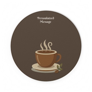 Pode incluir: Um porta-copos redondo castanho-escuro com superfície texturizada, apresentando um gráfico de uma chávena de café castanha num pires com vapor. O texto "Personalized Message" está impresso a branco no topo e um grão de café na parte inferior.