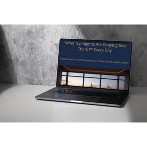 Op de afbeelding: Een zilveren laptop toont de tekst "What Top Agents Are Copying Into ChatGPT Every Day". Daaronder staan de woorden "Listings • Emails • Social Media • Objections • Open Houses • Market Updates". Het scherm toont een stadsgezicht.