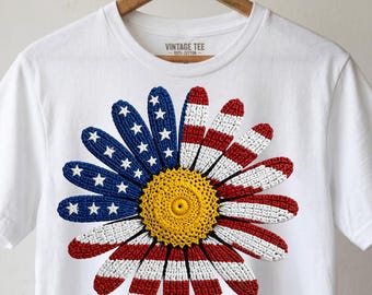 Margarita Girasol PNG: Gráfico floral con bandera estadounidense desgastada (Descarga digital)