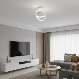 Pode incluir: Luminária de teto moderna branca com design circular. A luz é montada em um teto branco, iluminando uma sala de estar com um sofá cinza, uma mesa de centro de madeira e uma TV de tela plana grande.