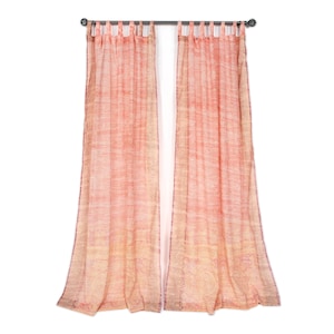 Puede incluir: Dos cortinas transparentes de color melocotón cuelgan de una barra de metal oscuro. Las cortinas tienen un patrón sutil y texturizado y son ligeramente translúcidas, lo que permite que la luz se filtre. Las cortinas son de un color suave y cálido, añadiendo elegancia.