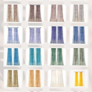 Puede incluir: Una colección de cortinas transparentes en varios colores, incluyendo blanco, gris, azul, morado, verde, amarillo, naranja y rosa. Cada panel de cortina se muestra en un marco de ventana, mostrando los diferentes colores y patrones disponibles.
