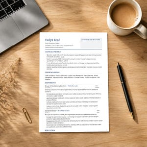 Può includere: Un curriculum vitae intitolato "Evelyn Reed" è esposto su una scrivania di legno, insieme a un laptop, una tazza di caffè, una penna e una graffetta. Il curriculum vitae descrive competenze cliniche ed esperienza nelle operazioni di produzione.