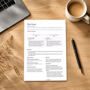 Può includere: Un curriculum stampato per un professionista della scienza dei dati di nome Elias Vance, con sezioni per il percorso professionale, profilo, istruzione, competenze, progetti e certificazioni, posizionato su una superficie in legno con penna.