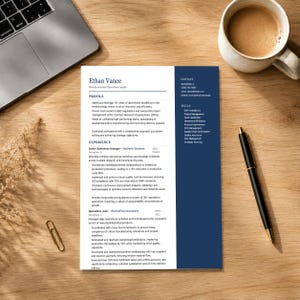 Può includere: Un documento di curriculum professionale per Ethan Vance con una sezione principale bianca con testo nero e una barra laterale blu scuro. Il documento include sezioni per profilo, esperienza e competenze, insieme a una penna nera e una graffetta dorata.