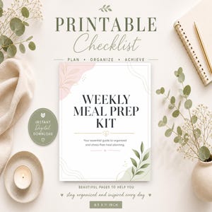 Może przedstawiać: Wydrukowany wzór listy kontrolnej z tekstem "Weekly Meal Prep Kit" na stronie o wymiarach 21,6 x 27,9 cm. Projekt zawiera kwiatowe akcenty, spiralny notatnik i ołówek. Widoczne są również słowa "Planuj, Organizuj, Osiągaj".