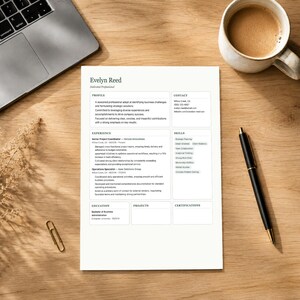 Può includere: Un modello di curriculum professionale intitolato Evelyn Reed, che include sezioni per profilo, contatti, esperienza, competenze, istruzione, progetti e certificazioni. Il documento è stampato su carta bianca con testo nero in un layout pulito.