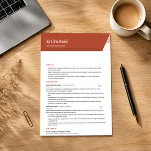 Può includere: Un documento di curriculum professionale per Evelyn Reed, stratega di marketing dinamico, con un'intestazione color ruggine, sfondo bianco e testo nero che dettaglia il profilo professionale, l'esperienza e l'istruzione.
