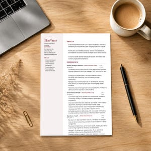 Può includere: Un curriculum vitae su una scrivania di legno con un laptop, una tazza di caffè, una penna e una graffetta. Il curriculum è per Elias Vance, che elenca competenze ed esperienze. Il curriculum include il testo "Head of Strategic Initiatives" e "Senior Project Manager".