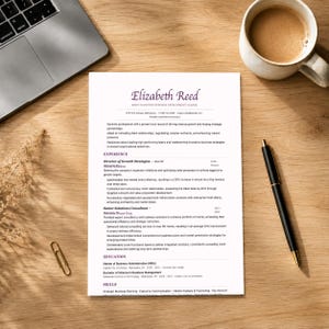 Può includere: Un curriculum vitae intitolato "Elizabeth Reed" con un layout professionale, un laptop, una tazza di caffè, una penna e una graffetta su una scrivania di legno. Il curriculum vitae descrive l'esperienza, l'istruzione e le competenze. Il curriculum vitae include il testo "Director of Growth Strategies".