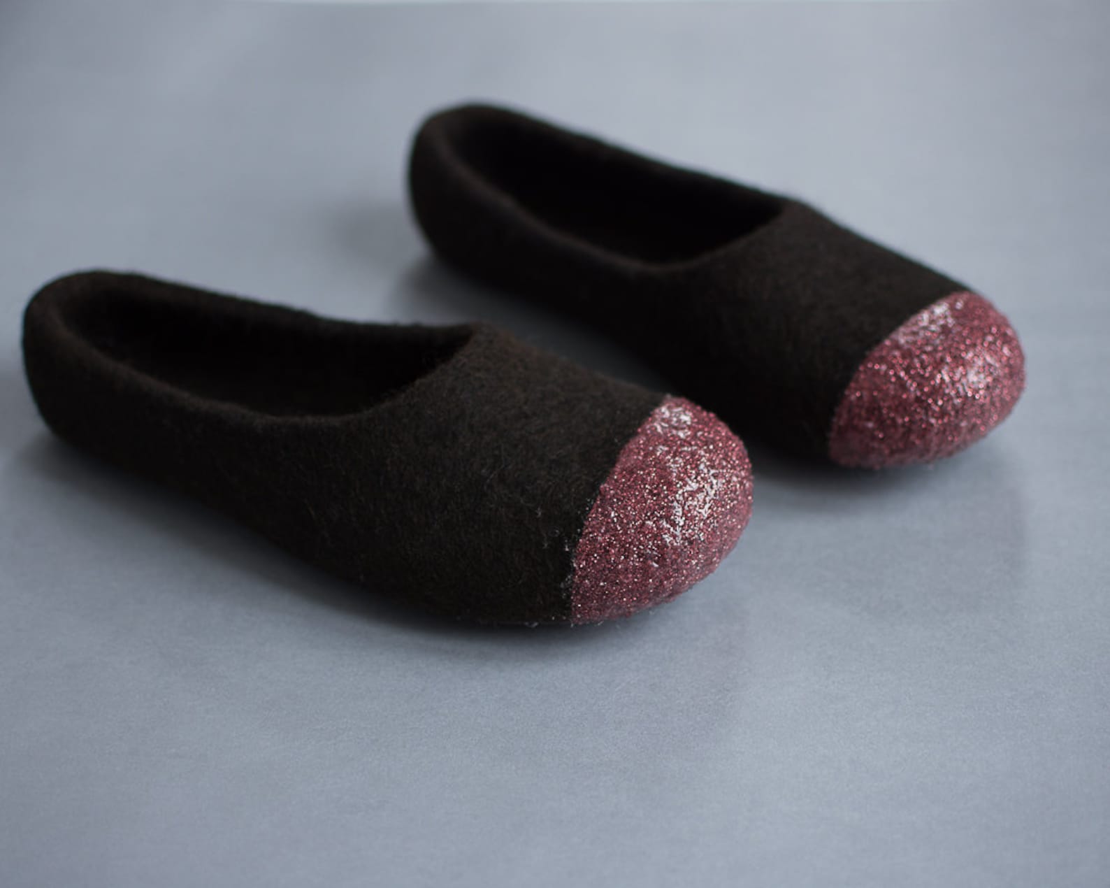 women felt slippers - dark brown slippers - glitter slippers - felted ballet flats - tirol wool slippers - red bronze slippers -
