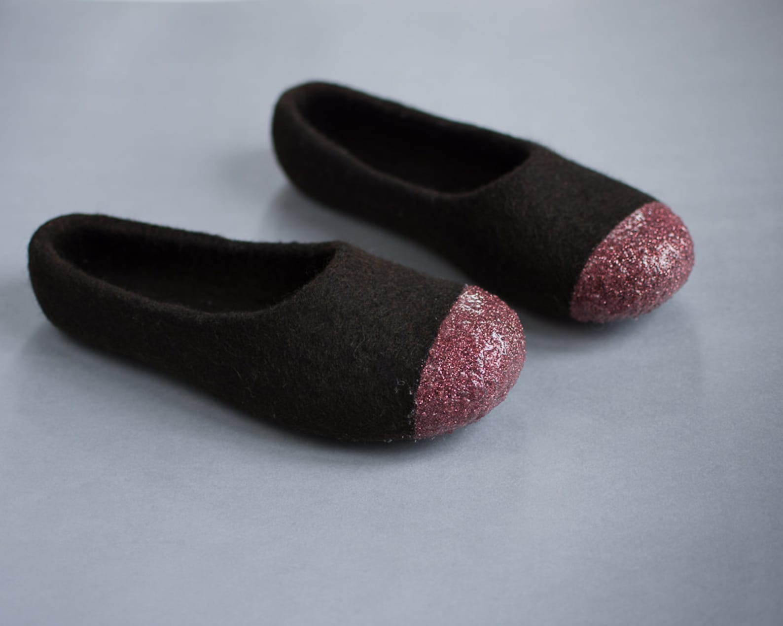 women felt slippers - dark brown slippers - glitter slippers - felted ballet flats - tirol wool slippers - red bronze slippers -