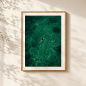 Lámina decorativa "The Long Float", arte mural "Esmeralda del Océano", póster de natación mediterránea, decoración veraniega costera.