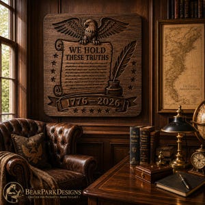 Puede incluir: Una placa de madera tallada con un águila y el texto "WE HOLD THESE TRUTHS 1776-2026" cuelga de una pared con paneles de madera. La habitación incluye un sillón de cuero, un escritorio con libros, una lámpara y un mapa antiguo.