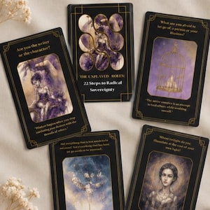 Könnte beinhalten: Ein Set aus fünf rechteckigen Orakelkarten mit schwarzem Rand und goldenen Linien. Jede Karte zeigt Illustrationen in Violetttönen, darunter einen Vogelkäfig, eine Person und Text wie 'The Unplayed Roles: 22 Steps to Radical Sovereignty'.