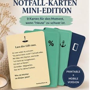 Könnte beinhalten: Ein Stapel Mini-Notfallkarten mit dem Text "NOTFALL-KARTEN MINI-EDITION". Die Karten sind in Beige-, Türkis- und Marineblautönen gehalten. Die Karten haben verschiedene Symbole und Sätze, darunter "Lass das Gift raus."