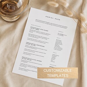Peut inclure: Un mod&egrave;le de CV blanc avec le nom "DANIEL REED" en haut. Le CV d&eacute;taille l'exp&eacute;rience professionnelle, les coordonn&eacute;es, les comp&eacute;tences et les outils. Une banni&egrave;re dor&eacute;e en bas indique "CUSTOMIZABLE TEMPLATES".