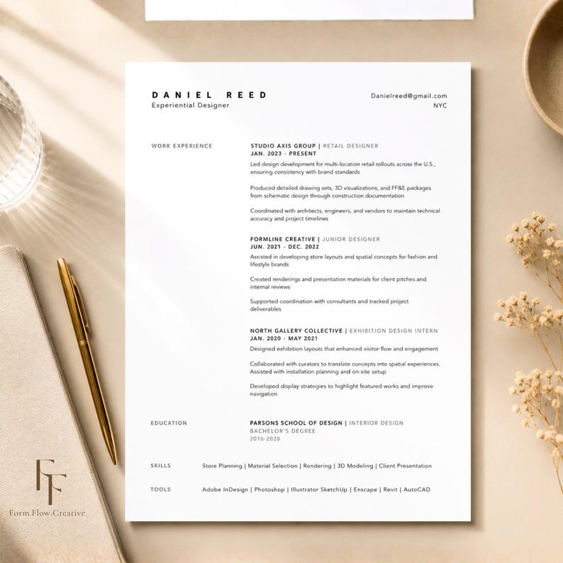 Peut inclure: Un curriculum vitae blanc pour Daniel Reed, Designer Exp&eacute;rientiel, est pr&eacute;sent&eacute;. Il d&eacute;taille l'exp&eacute;rience professionnelle, l'&eacute;ducation, les comp&eacute;tences et les outils. Un stylo dor&eacute; et un carnet sont &agrave; gauche du document.