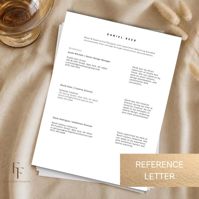 Peut inclure: Une pile de papier blanc avec une lettre de r&eacute;f&eacute;rence. L'en-t&ecirc;te indique "DANIEL REED" et r&eacute;pertorie les r&eacute;f&eacute;rences avec les coordonn&eacute;es. Le coin inf&eacute;rieur droit du papier porte les mots "REFERENCE LETTER" dans un rectangle dor&eacute;.
