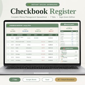 Op de afbeelding: Een laptop toont een digitale spreadsheet voor een kasboekregister. Het scherm toont financiële gegevens, waaronder inkomsten, uitgaven en saldi. De tekst op het scherm luidt "Checkbook Register" en "Complete Money Management Spreadsheet". Het ontwerp is saliegroen.