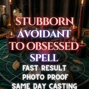 Puede incluir: Una colección de velas de pilar de color rojo oscuro dispuestas sobre un paño de terciopelo verde con un diseño circular bordado en oro. El texto STUBBORN AVOIDANT TO OBSESSED SPELL FAST RESULT PHOTO PROOF SAME DAY CASTING aparece en blanco y rosa.