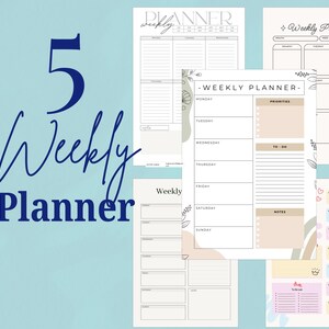 Peut inclure: Plusieurs modèles de planificateurs hebdomadaires sont présentés, avec des sections pour les horaires quotidiens, les listes de tâches et les notes. L'image comprend le texte "5 Weekly Planner" en bleu sur un fond bleu clair. Les planificateurs sont de styles variés.