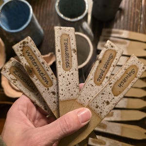 Estacas de jardim artesanais em grés - para frutas, legumes e ervas.