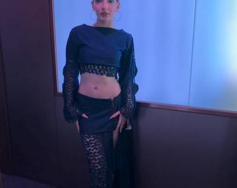 ダークネイビーのゴシックレースクロップトップ＆スカートセット – エッジの効いたオルタナティブファッション