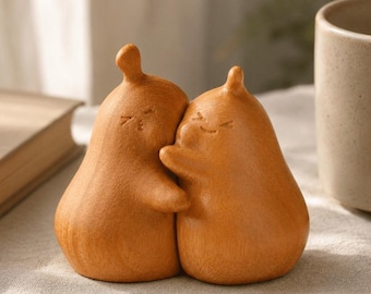 Scultura in legno fatta a mano raffigurante una coppia che si abbraccia, un regalo d'amore artigianale, ideale per anniversario o San Valentino.