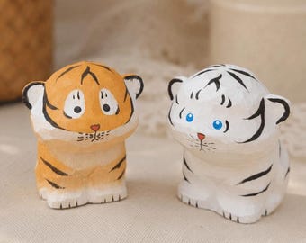 Statuetta di tigre in legno intagliata a mano, scultura di animale in legno realizzata artigianalmente, decorazione da scrivania kawaii a forma di animale, decorazione carina per la scrivania, regalo per la decorazione della scrivania