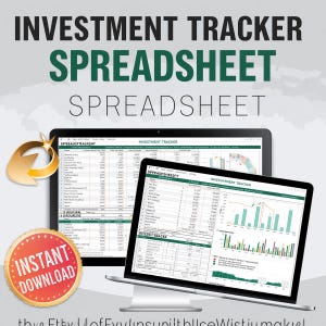 Könnte beinhalten: Ein digitales Investment-Tracker-Tabellenkalkulationsprogramm wird auf einem Laptop und Tablet angezeigt. Die Worte "INVESTMENT TRACKER SPREADSHEET" stehen oben. Ein rotes und goldenes "INSTANT DOWNLOAD"-Abzeichen ist ebenfalls sichtbar.