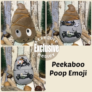 Op de afbeelding: Een bruine pluche poep-emoji met een glimlachend gezicht en een zijzak die een grijze stof met een motorfiets- en zijspanontwerp onthult. De tekst "Peekaboo Poop Emoji" is onder de emoji gedrukt.