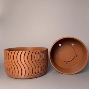 Maceta impresa en 3D de estilo transversal, colección Dune, maceta moderna con cubierta intercambiable, fabricada en Colorado, color beige y marrón.