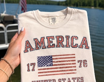 Bandiera americana vintage del 1776 PNG, design patriottico per maglietta USA (download digitale)