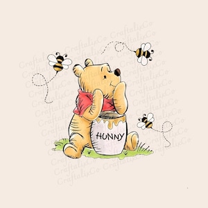 Peut inclure: Un ours jaune portant un t-shirt rouge est assis sur une parcelle d'herbe verte, tenant un pot de miel blanc avec l'inscription HUNNY. Trois petites abeilles aux rayures noires et jaunes et aux ailes blanches volent autour de l'ours.