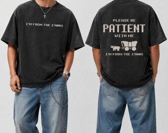 Por favor, ten paciencia conmigo, soy de la década de 1900. Camiseta "Nacido en la década de 1900", camiseta gráfica de la década de 1900, camiseta gráfica divertida, camiseta con estilo vintage.