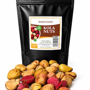Pode incluir: Uma bolsa preta vertical rotulada como Moyin Foods Kola Nuts, contendo 454g de produto. O rótulo apresenta um gráfico de nozes de cola vermelhas e amarelas, um código de barras e texto. Uma pilha de nozes de cola cruas e ovais em tons de amarelo, bege e vermelho.
