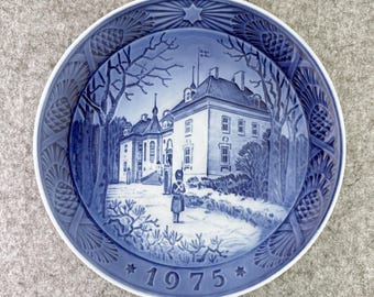 Royal Copenhagen 1975 Christmas Plate with Box, Marselisborg Palace, Danish Blue Collector Plate